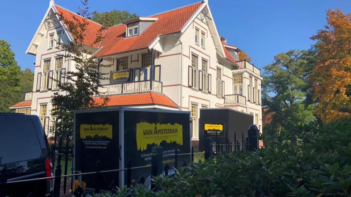 Start spuitwerk binnenzijde kantoorpand in Hilversum.