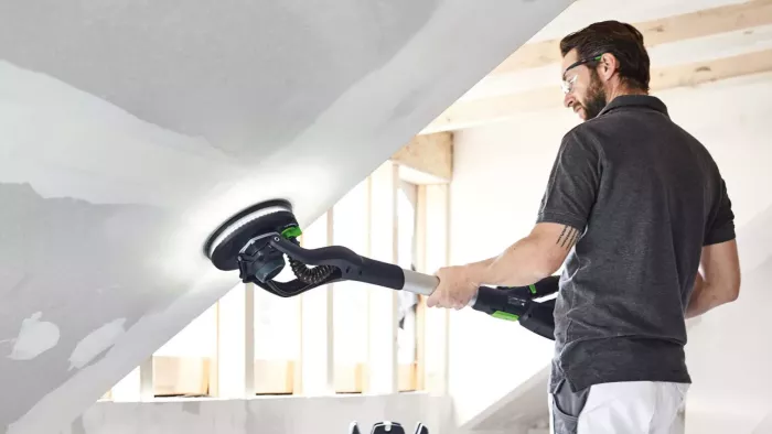 Wanden en plafonds schuren.